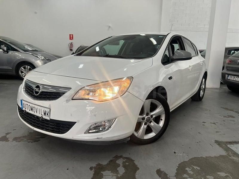 Usado Opel Astra Enjoy 110 CV (80 kW) 2010 Blanco Berlina
