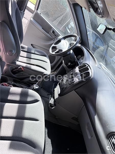 Usado Chrysler Voyager 150 CV (110 kW) 2005 Gris / plata Monovolumen