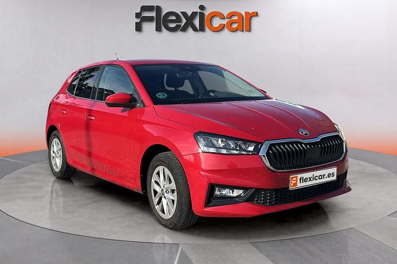 Rojo Usado 2024 Skoda Fabia Selection Berlina | 14.390 € (Buen precio) - Imagen 1/4
