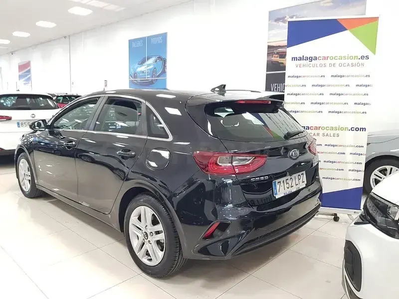 Usado Kia Ceed 120 CV (88 kW) 2021 Negro Utilitario