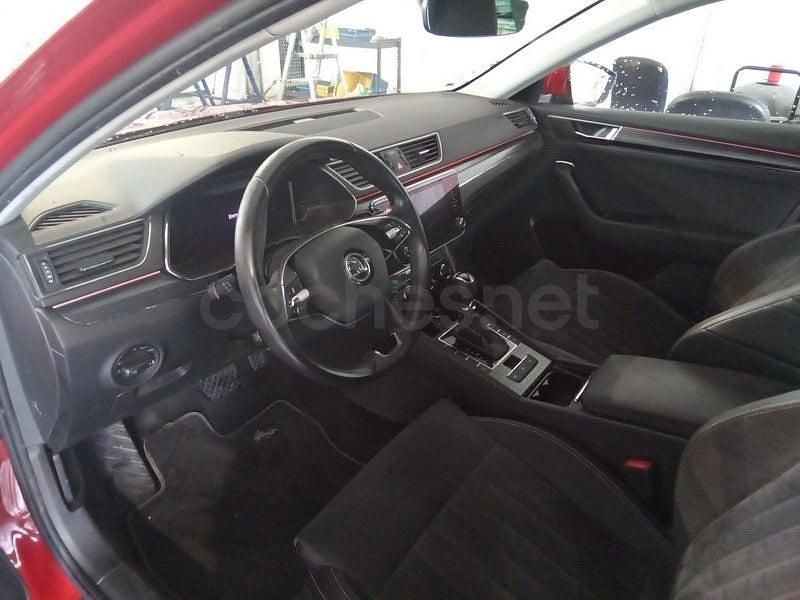 Usado Skoda Superb Style 150 CV (110 kW) 2021 Rojo Familiar