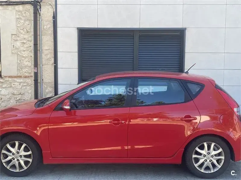 Usado Hyundai i30 Classic 90 CV (66 kW) 2011 Rojo Berlina