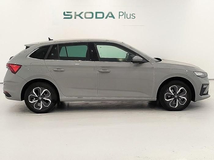 Usado Skoda Scala Selection 115 CV (84 kW) 2025 Gris Utilitario
