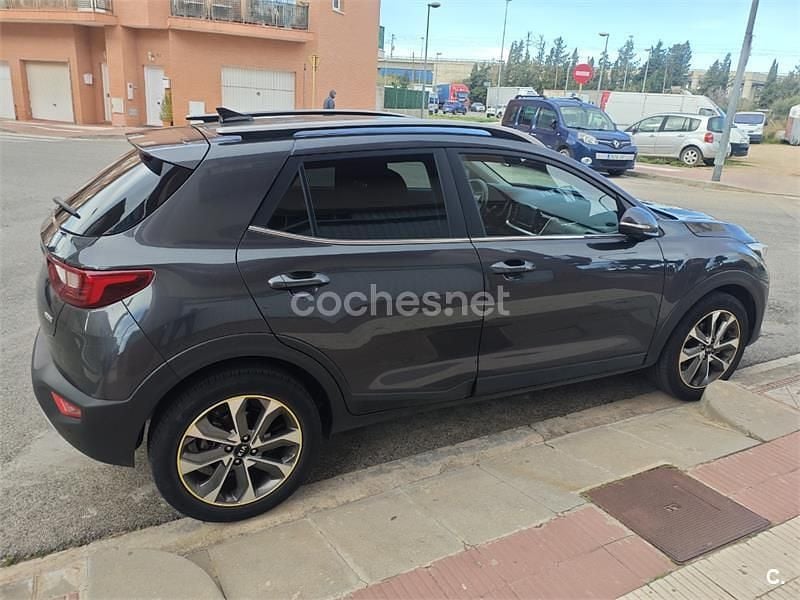 Usado Kia Stonic 120 CV (88 kW) 2019 Gris / plata SUV