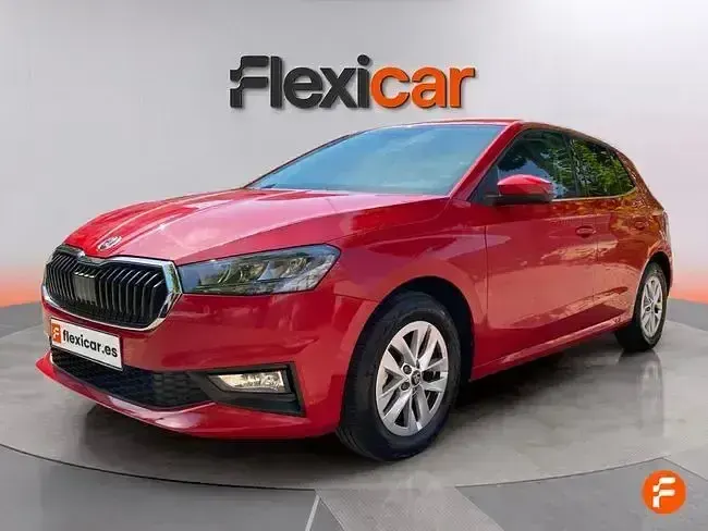 Usado Skoda Fabia Selection 95 CV (69 kW) 2025 Rojo Utilitario