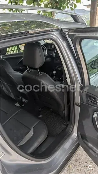 Usado Peugeot 2008 Allure 120 CV (88 kW) 2015 Gris / plata SUV