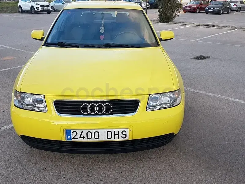 Usado Audi A3 Ambiente 100 CV (73 kW) 2003 Amarillo Utilitario