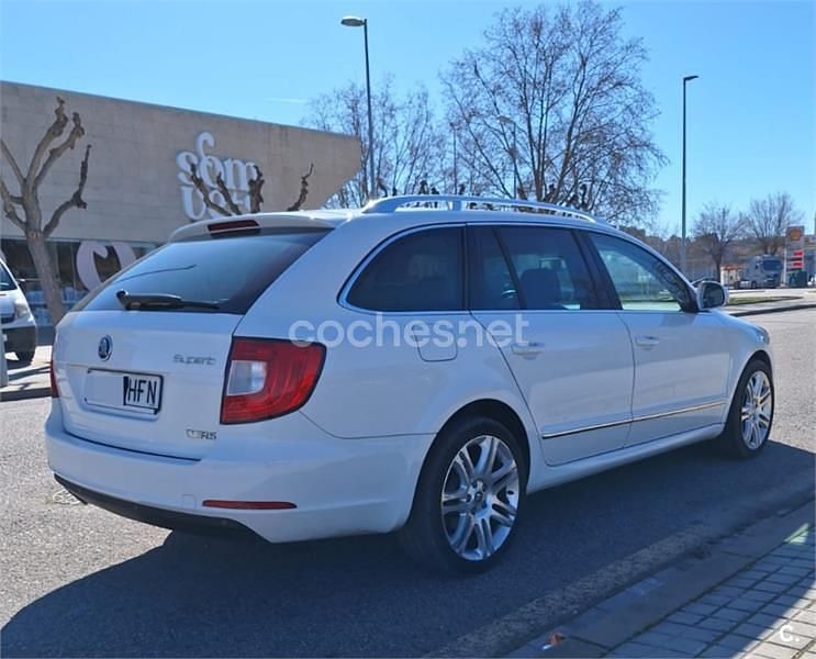 Usado Skoda Superb Exclusive 140 CV (102 kW) 2011 Amarillo Familiar