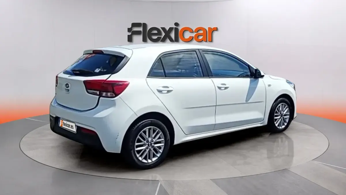 Usado Kia Rio 84 CV (61 kW) 2021 Blanco Berlina