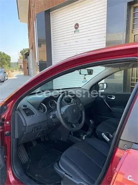 Usado Renault Mégane Dynamique 115 CV (84 kW) 2006 Granate Berlina