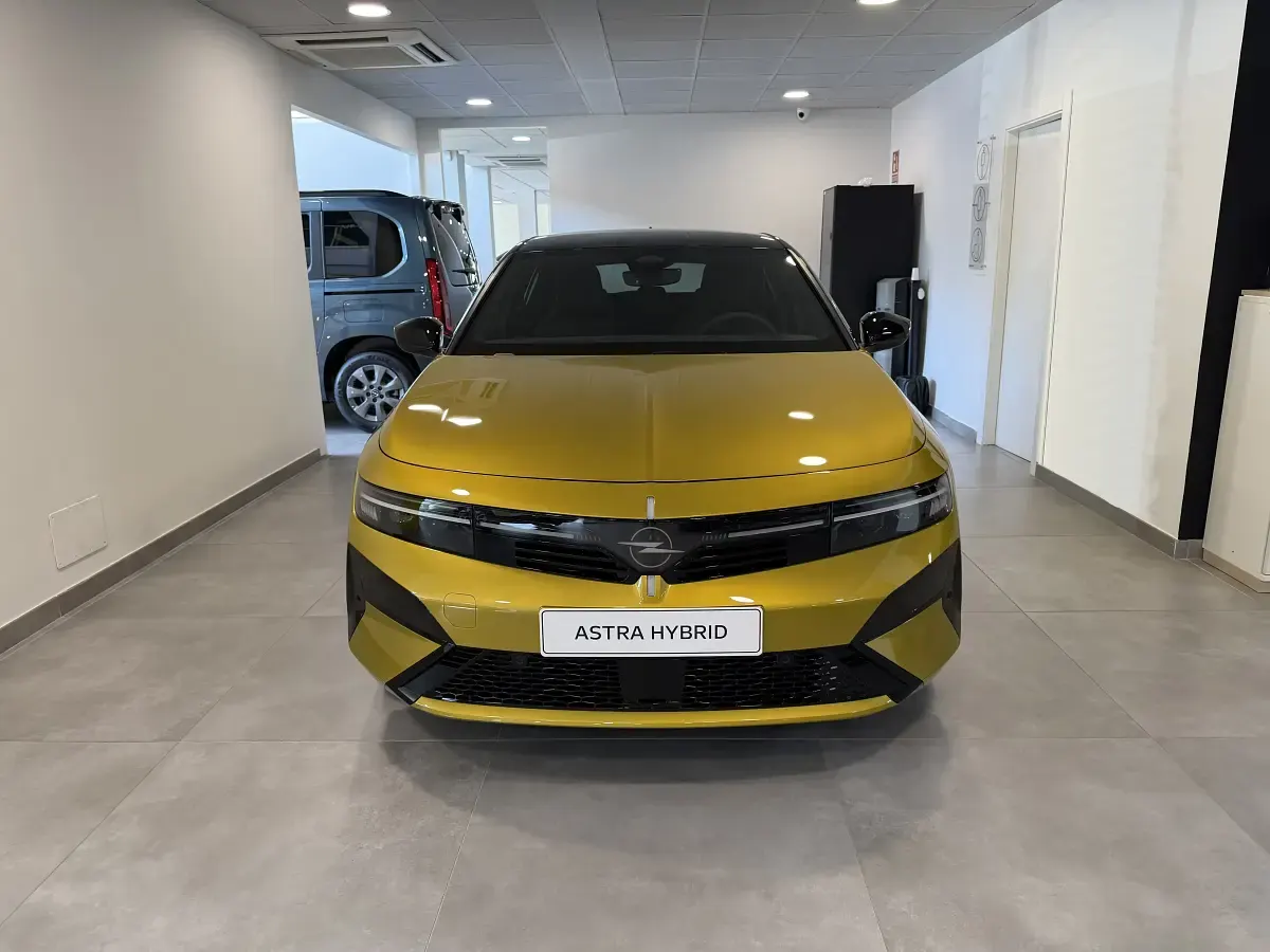 Nuevo Opel Astra Ultimate 146 CV (107 kW) 2026 Amarillo Berlina