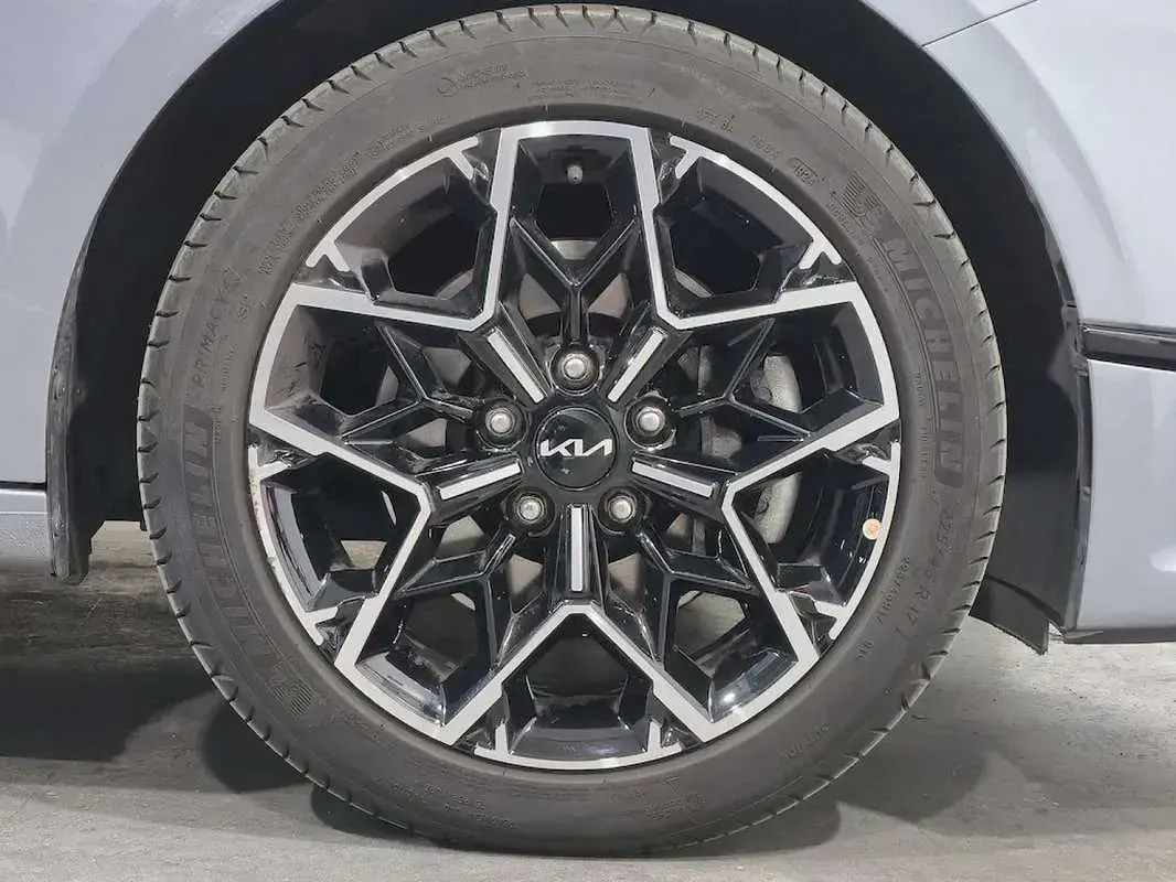Usado Kia Ceed Style 101 CV (74 kW) 2025 Plateado Utilitario