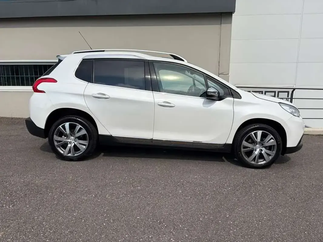 Usado Peugeot 2008 Allure 120 CV (88 kW) 2015 Blanco SUV