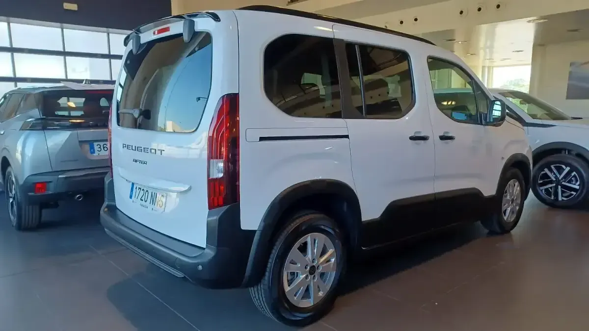 Nuevo Peugeot Rifter Allure 100 CV (73 kW) 2026 Blanco Monovolumen