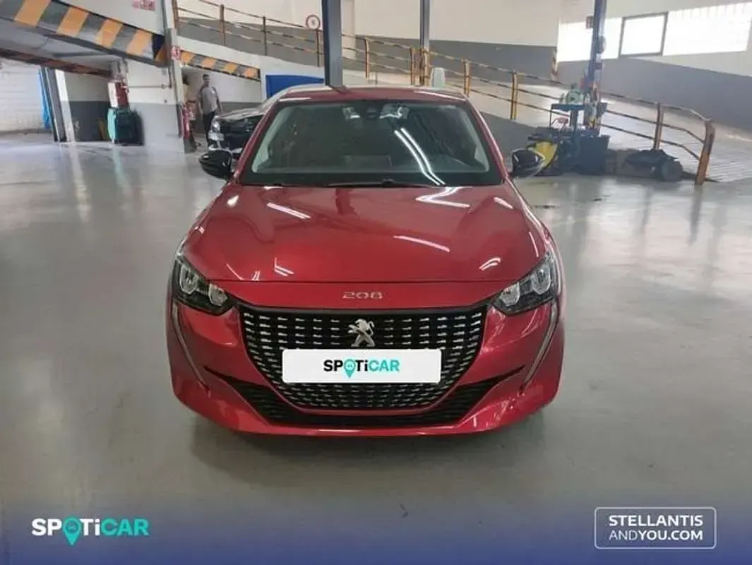 Usado Peugeot 208 Active 101 CV (74 kW) 2022 Rojo Utilitario