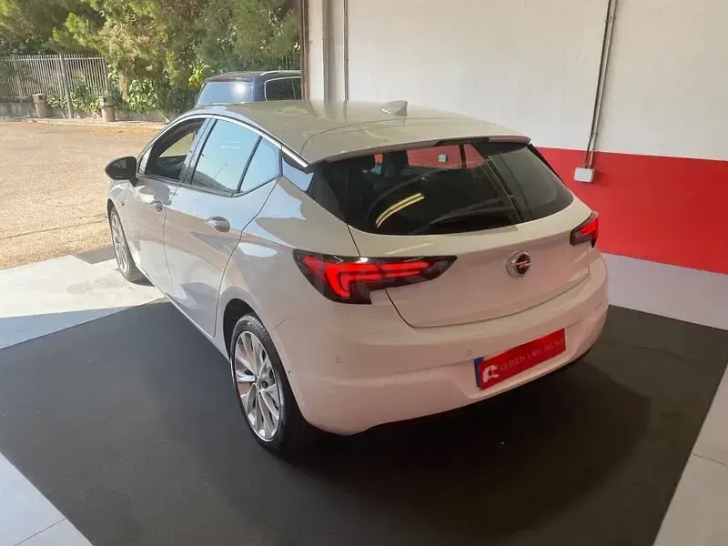 Usado Opel Astra Selective 136 CV (100 kW) 2018 Blanco Berlina