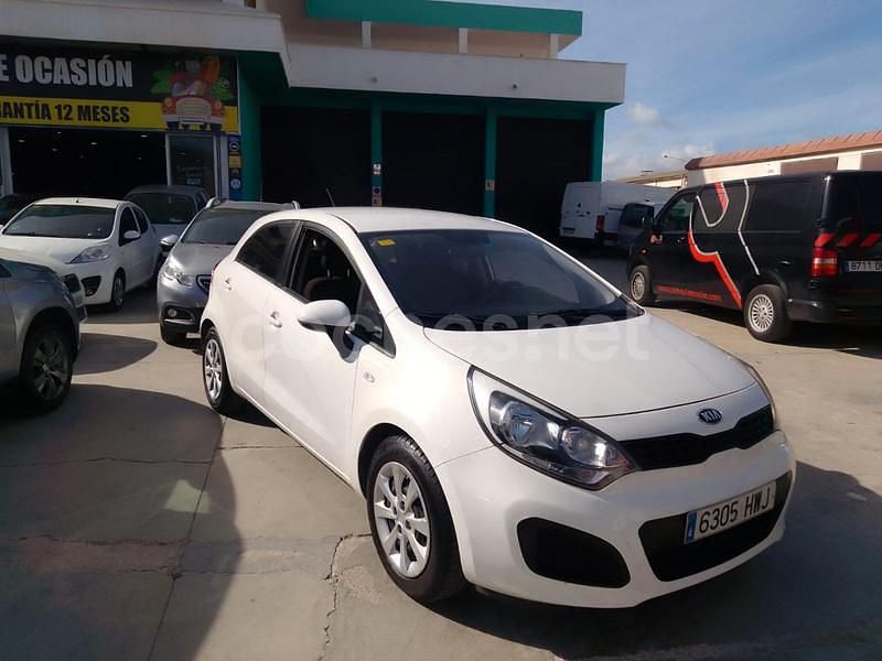 Blanco Usado 2014 Kia Rio Berlina | 8500 € (Precio justo) - Imagen 1/4
