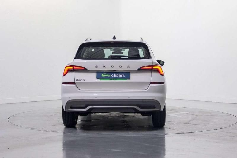 Usado Skoda Kamiq Ambition 110 CV (80 kW) 2021 Blanco SUV