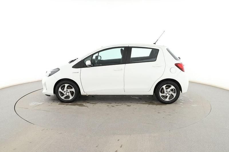 Usado Toyota Yaris Hybrid Active 101 CV (74 kW) 2015 Blanco Berlina