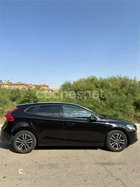 Usado Volvo V40 120 CV (88 kW) 2019 Negro Berlina