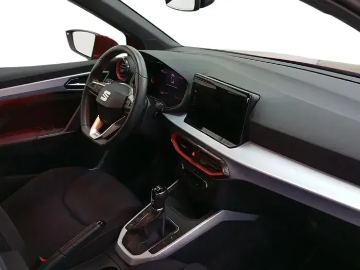 Usado Seat Arona FR 115 CV (84 kW) 2025 Rojo SUV