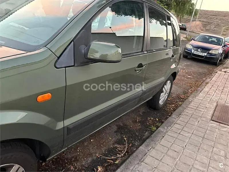 Usado Ford Fusion 90 CV (66 kW) 2008 Verde Utilitario