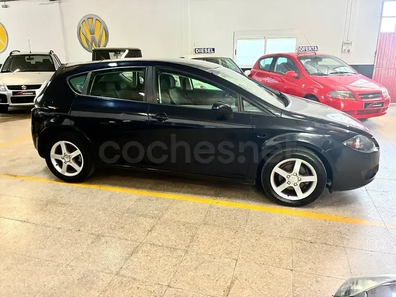 Usado Seat Leon Sport 105 CV (77 kW) 2006 Negro Utilitario