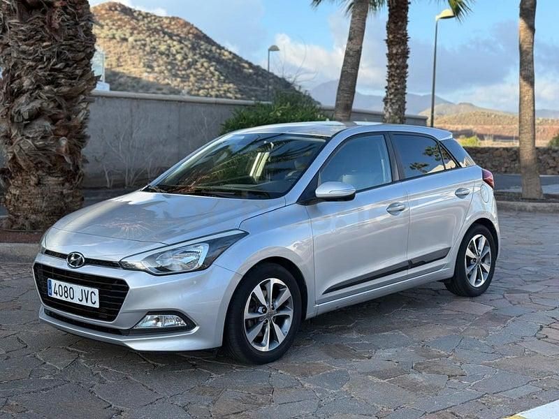 Usado Hyundai i20 Active 120 CV (88 kW) 2016 Gris / plata Berlina