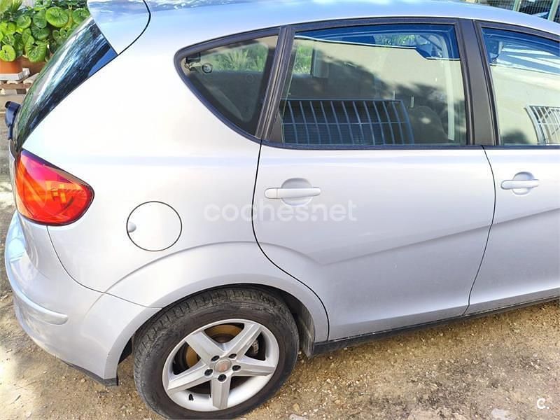 Usado Seat Altea Ecomotive 105 CV (77 kW) 2010 Gris / plata Monovolumen