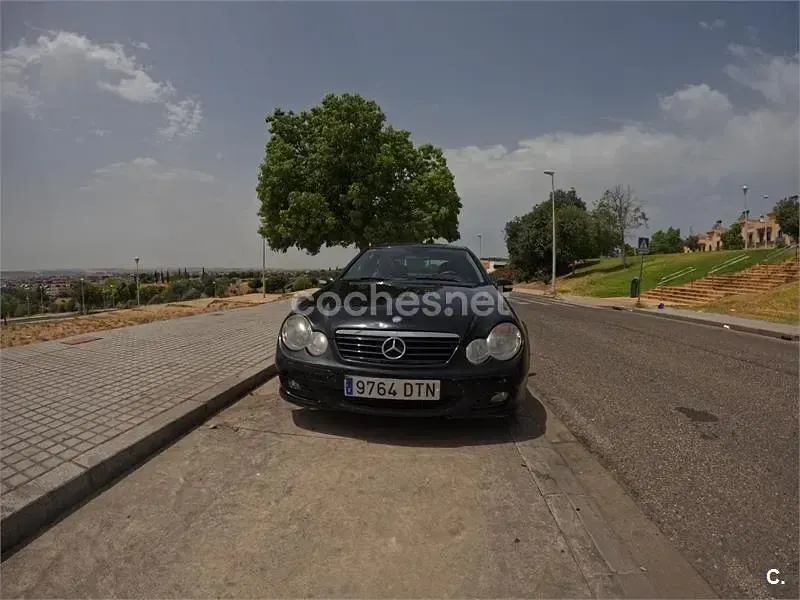 Usado Mercedes C220 143 CV (105 kW) 2005 Negro Berlina