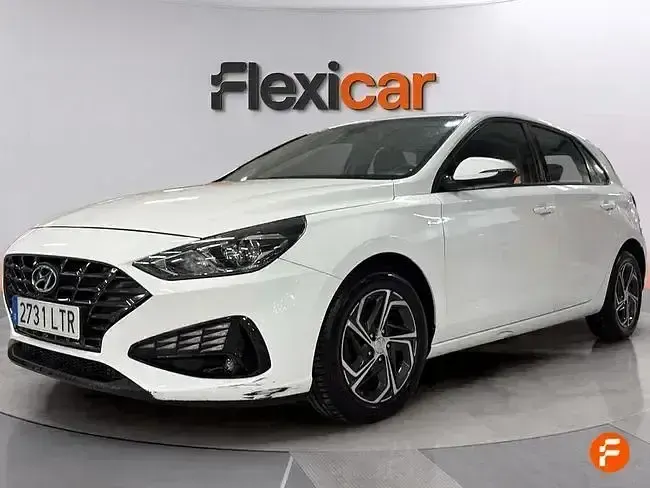 Usado Hyundai i30 120 CV (88 kW) 2021 Blanco Berlina