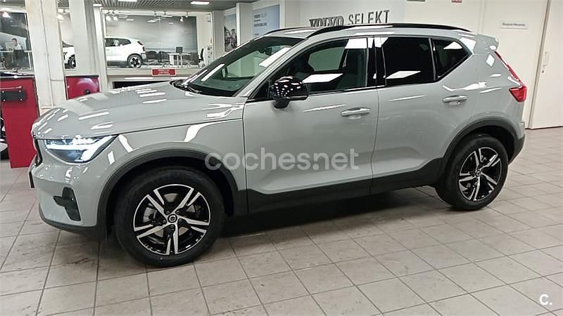 Usado Volvo XC40 Plus 163 CV (119 kW) 2024 Gris / plata SUV