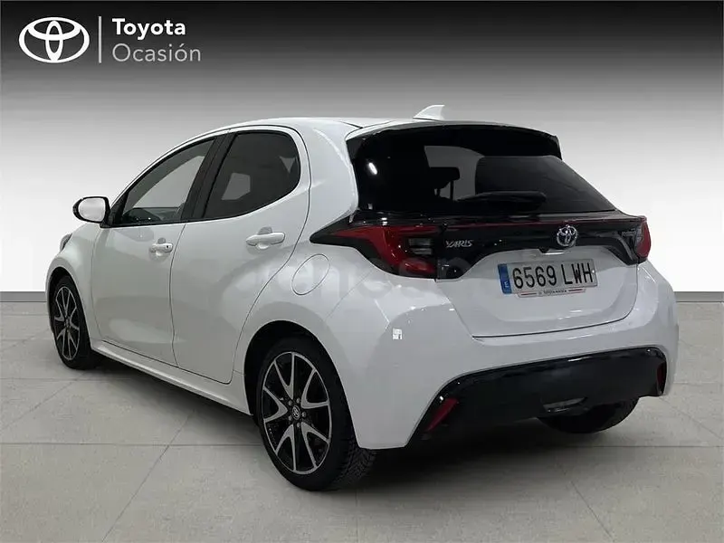 Używany Toyota Yaris Hybrid Style 116 KM (85 kW) 2022 Biały Sedan/Limuzyna