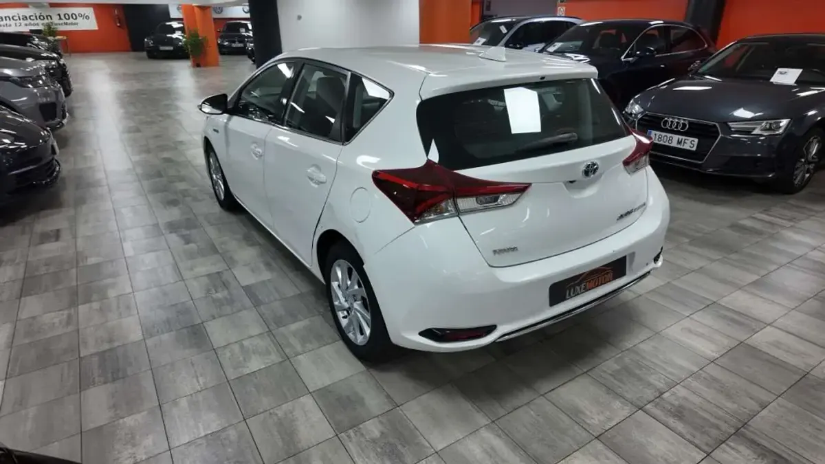 Usado Toyota Auris Hybrid Active 136 CV (100 kW) 2016 Blanco Utilitario