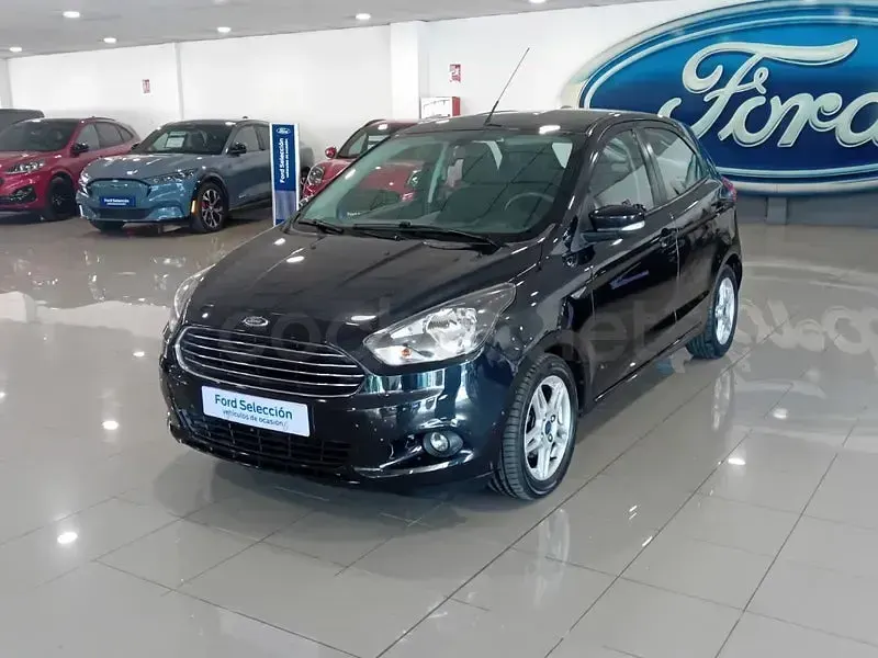 Usado Ford Ka Plus Ultimate 85 CV (62 kW) 2017 Negro Utilitario
