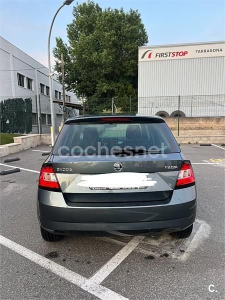 Gris / plata Usado 2017 Skoda Fabia Ambition Berlina | 9000 € (Buen precio) - Imagen 1/4