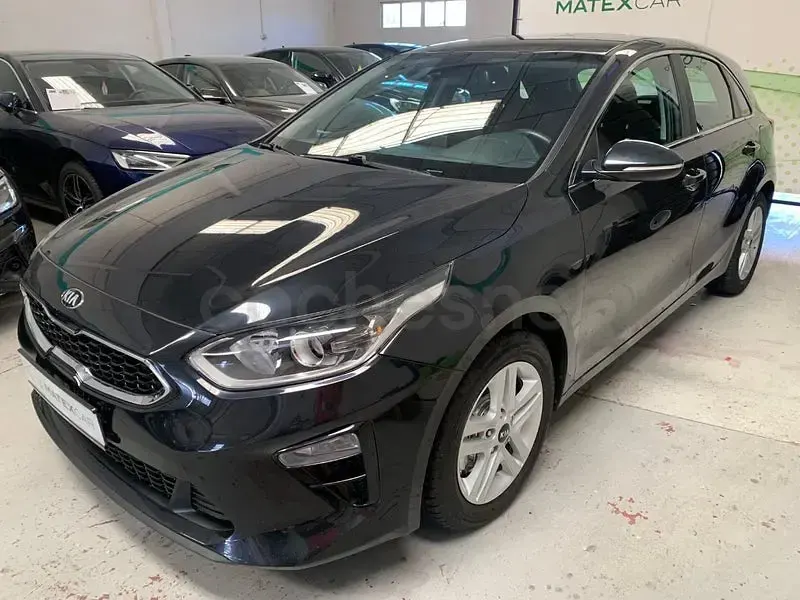 Usado Kia Ceed 116 CV (85 kW) 2019 Negro Utilitario