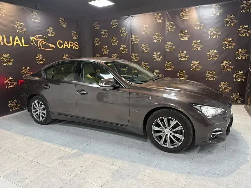 Usado Infiniti Q50 170 CV (125 kW) 2016 Gris / plata Berlina