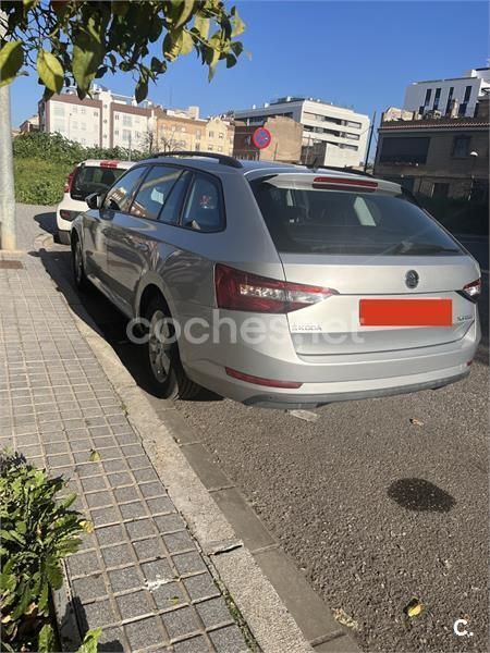 Usado Skoda Superb Ambition 150 CV (110 kW) 2019 Gris / plata Familiar