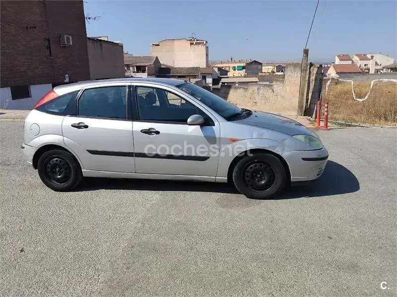Usado Ford Focus Trend 100 CV (73 kW) 2003 Gris / plata Berlina