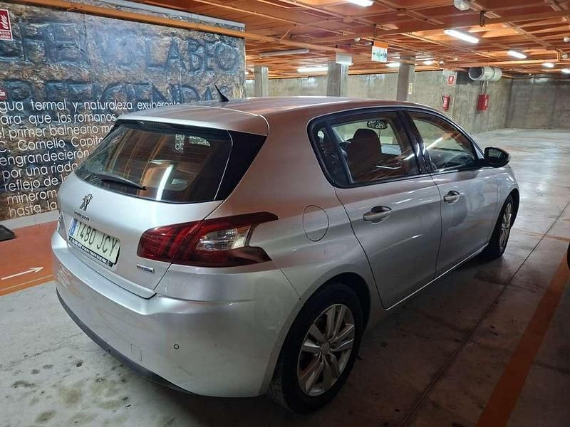 Usado Peugeot 308 Allure 120 CV (88 kW) 2015 Gris Utilitario