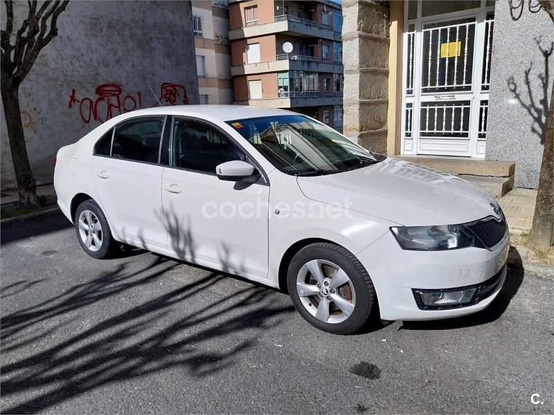 Usado Skoda Rapid Active 105 CV (77 kW) 2014 Blanco Utilitario