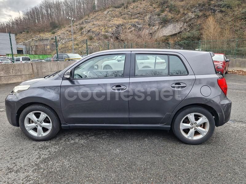 Usado Toyota Urban Cruiser Active 99 CV (72 kW) 2011 Gris / plata Berlina