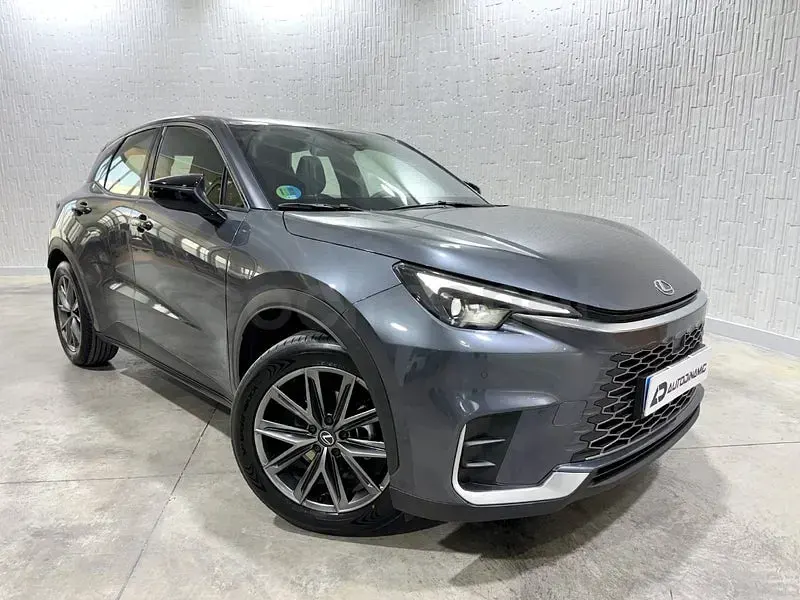 Usado Lexus LBX 136 CV (100 kW) 2025 Gris / plata SUV