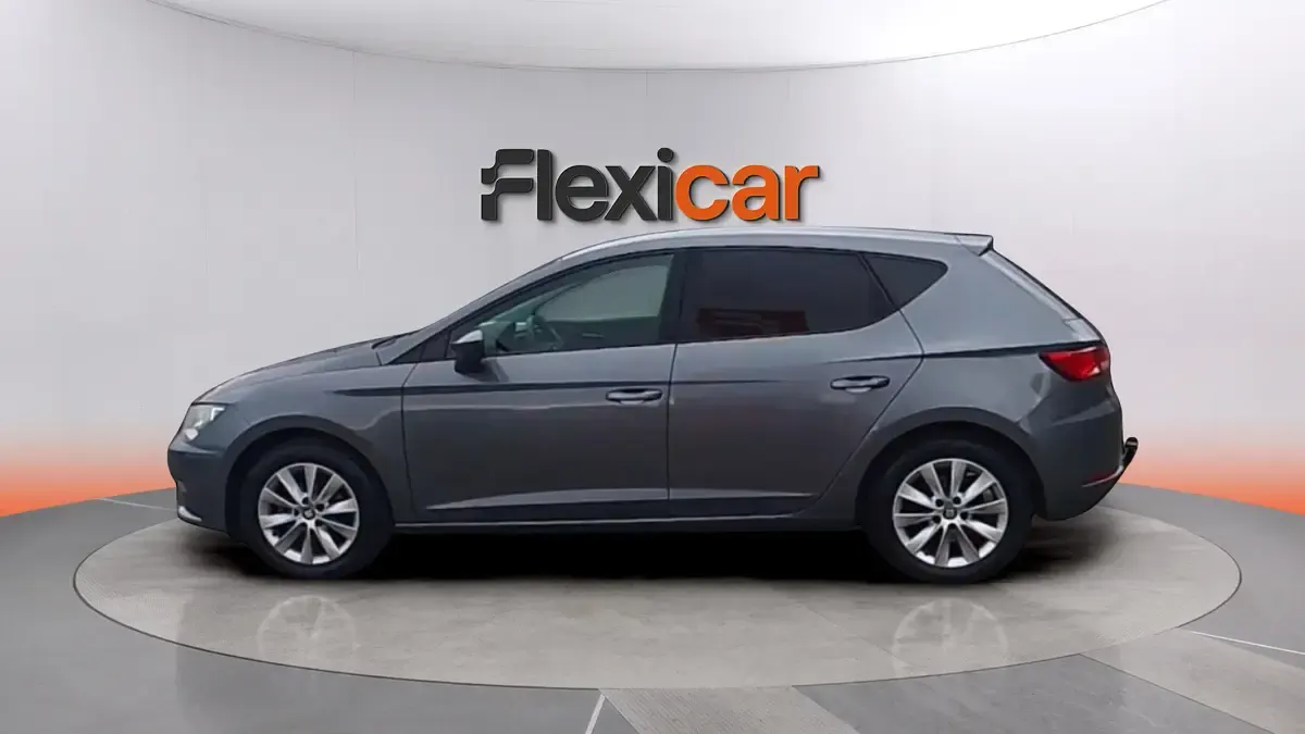 Usado Seat Leon Style 110 CV (80 kW) 2017 Gris Berlina