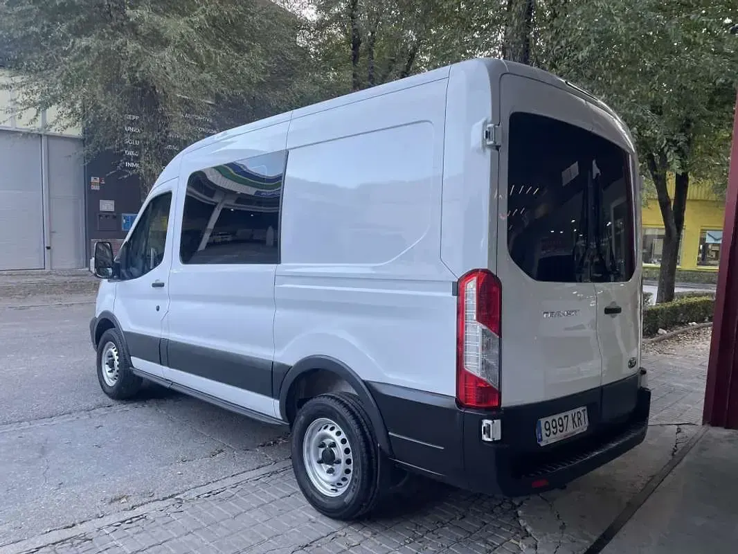 Usado Ford Transit Trend 131 CV (96 kW) 2018 Blanco Familiar