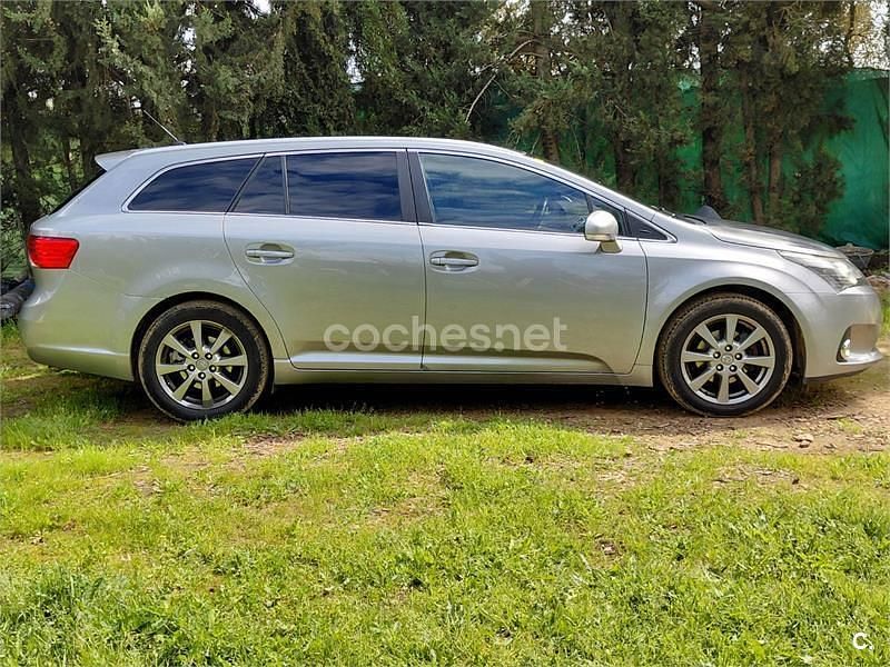 Usado Toyota Avensis Advance 124 CV (91 kW) 2014 Gris / plata Familiar