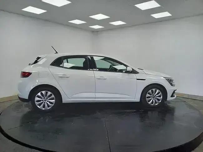 Usado Renault Mégane II Life 115 CV (84 kW) 2021 Blanco Berlina