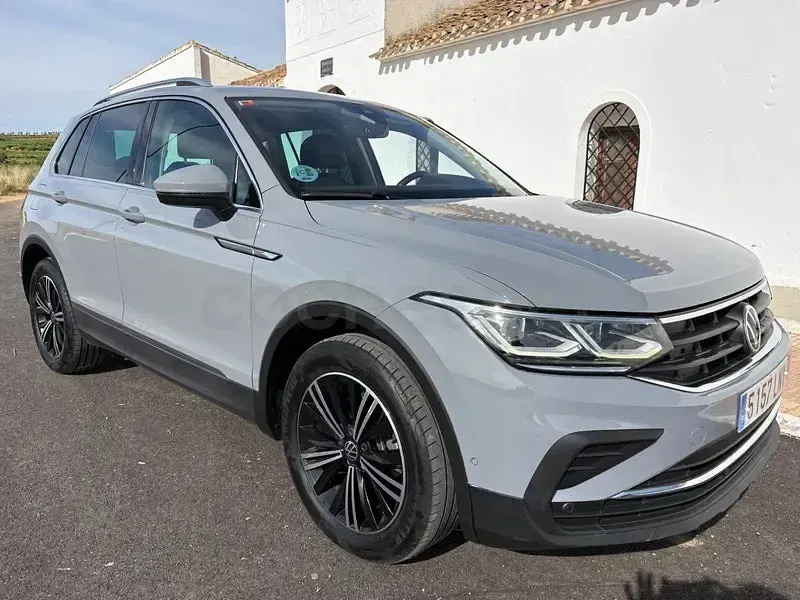 Usado VW Tiguan Life 150 CV (110 kW) 2021 Gris / plata SUV