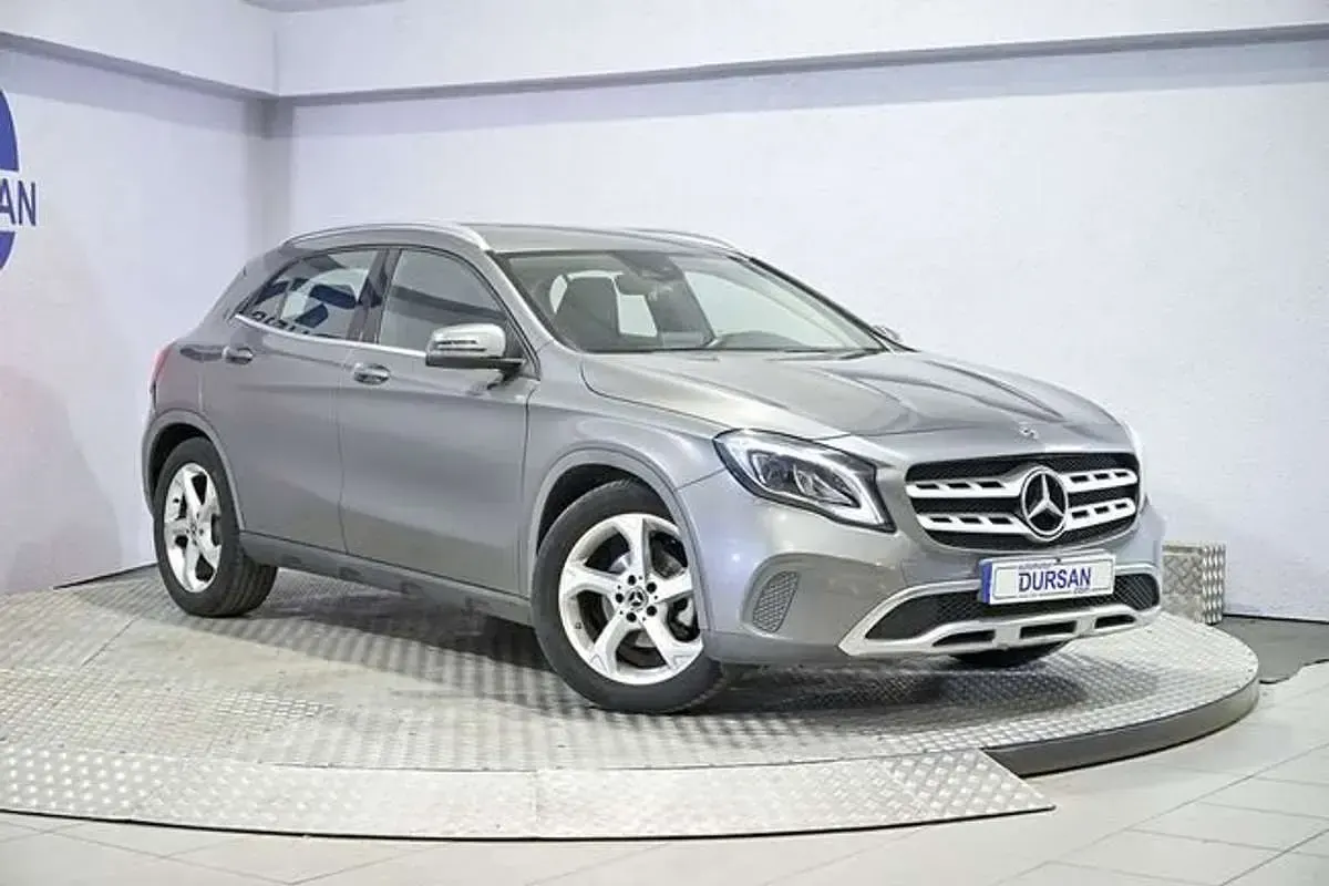 Usado Mercedes GLA180 122 CV (89 kW) 2019 Gris SUV